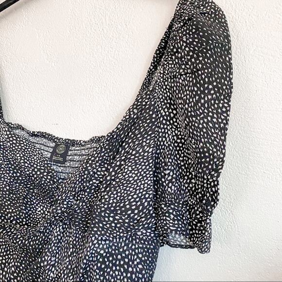 Urban Outfitters Twist Front Puff Sleeve Blouse Size Large - Picture 3 of 12